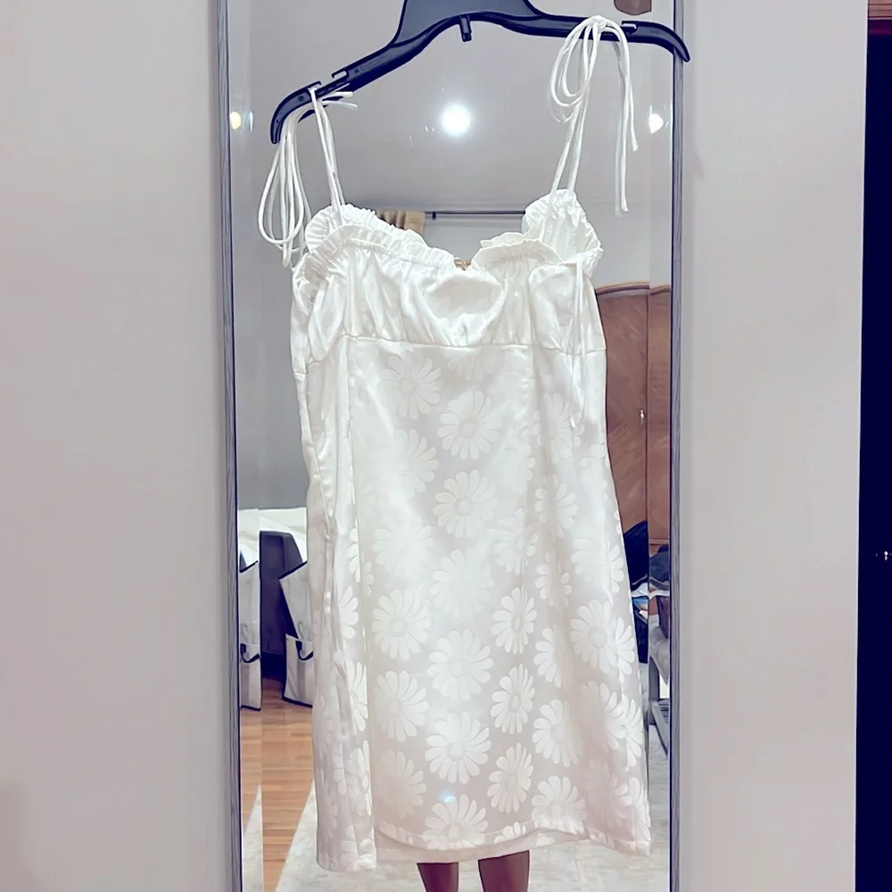 NWT Beautiful Chaos Junior dress. Poly/spandex Medium in white jacquard. - Picture 2 of 5